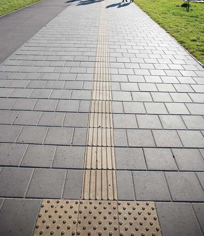Тротуарна плитка квадрат тактильний полоска